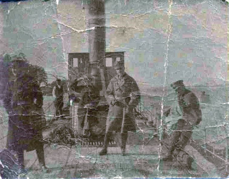 KKE 5992.jpg - Fot. Grupowa. Transport saperów w służbie Zarządu Budownictwa Wojskowego III Armii gen. Hallera. W środku Leopold Kleofas Paszkowski, Petrozawodsk, 1910/1913 r.